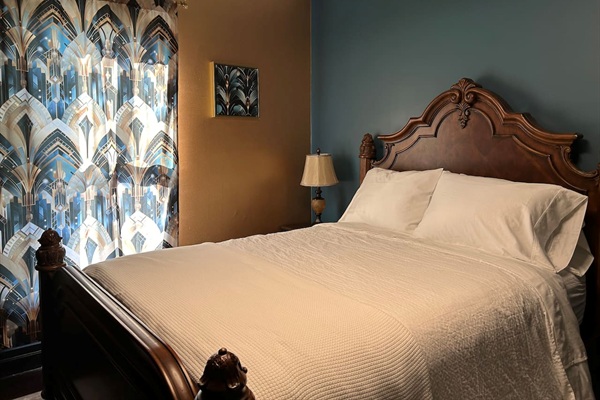 Queen size tempur-pedic mattress, with two tempur-pedic and two soft pillows, for the best sleep of your life.