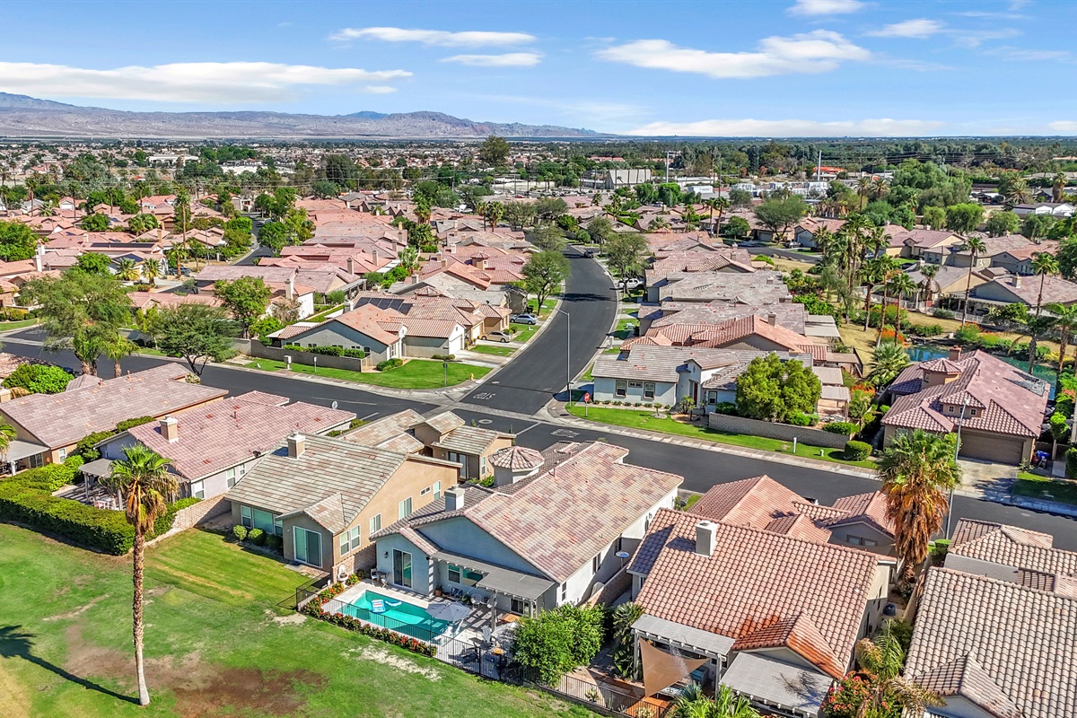 🏜️ Golf Course Neighborhood  Situated along the Indian Palms Country Club fairway, this home offers a resort-style setting with beautiful green space and palm-lined views.