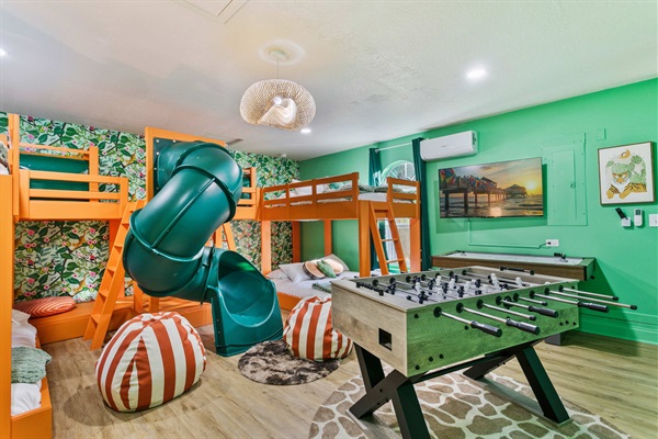 2 queen beds and 2 full beds with indoor slide!