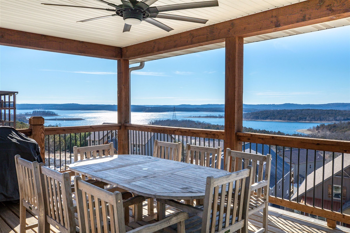 Eat with the family and soak in the sun!