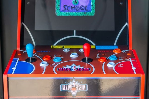 NBA Jam Arcade Machine – Relive the excitement of classic basketball battles with the retro NBA Jam arcade game.