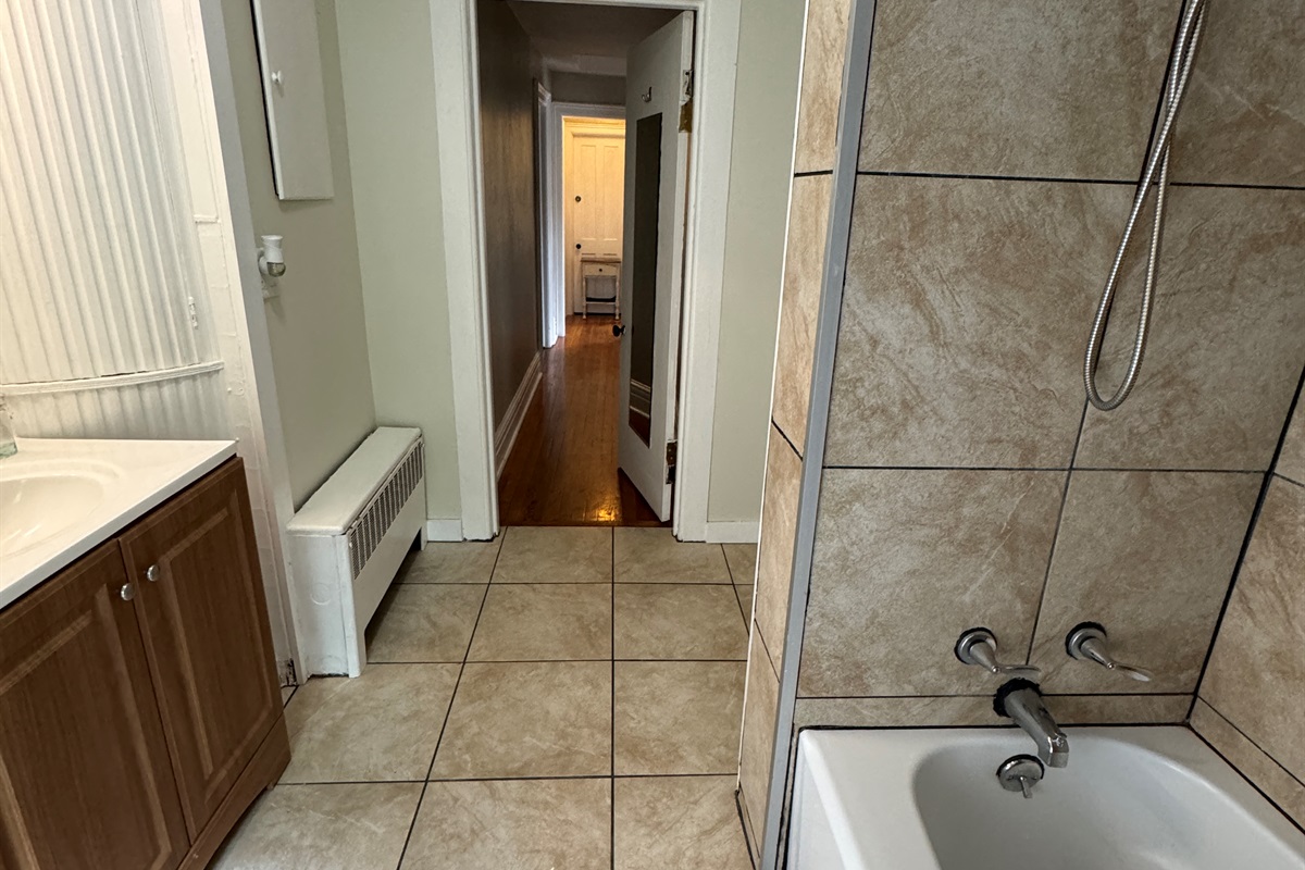 2nd floor bath with tub/shower