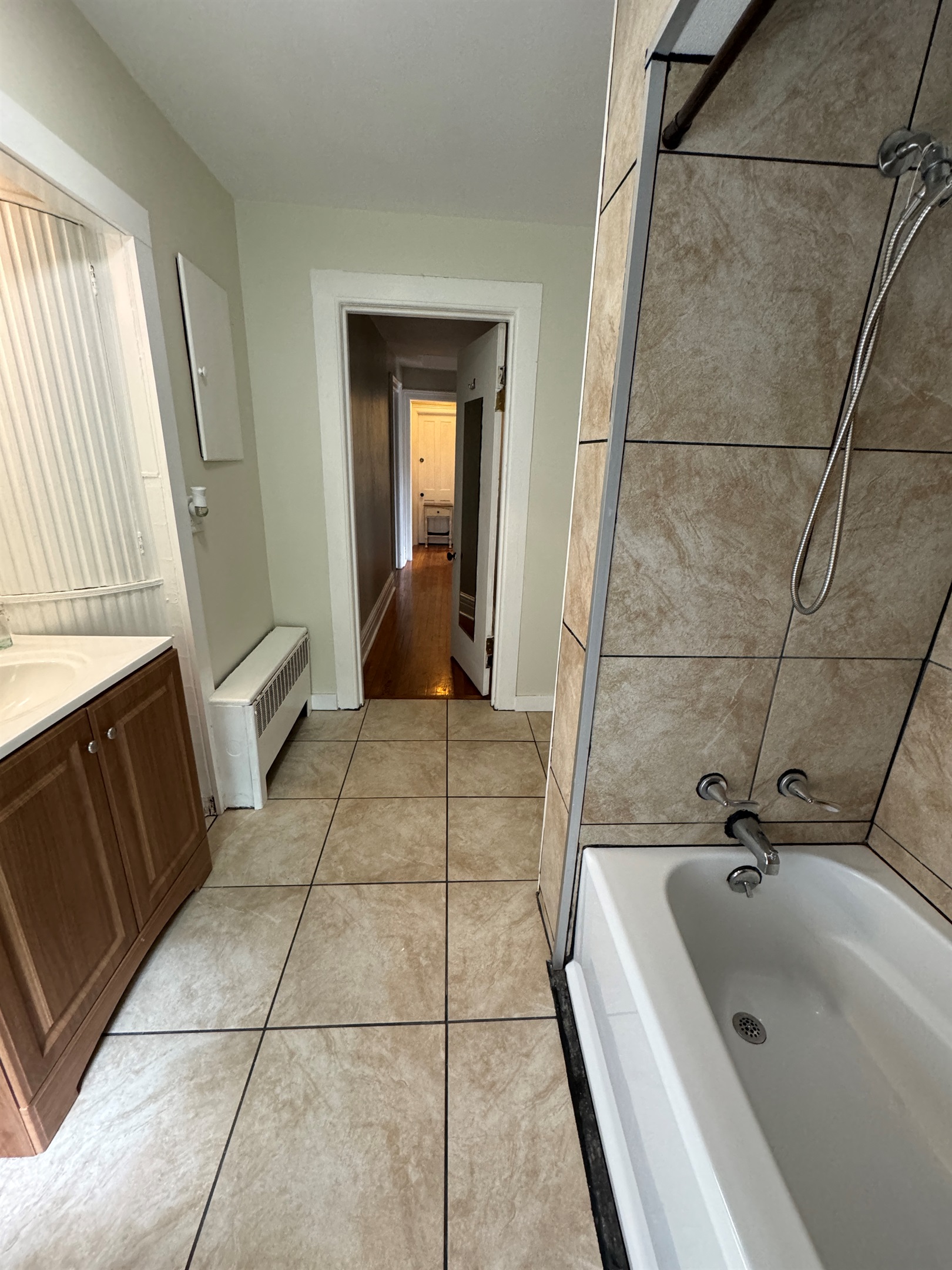 2nd floor bath with tub/shower