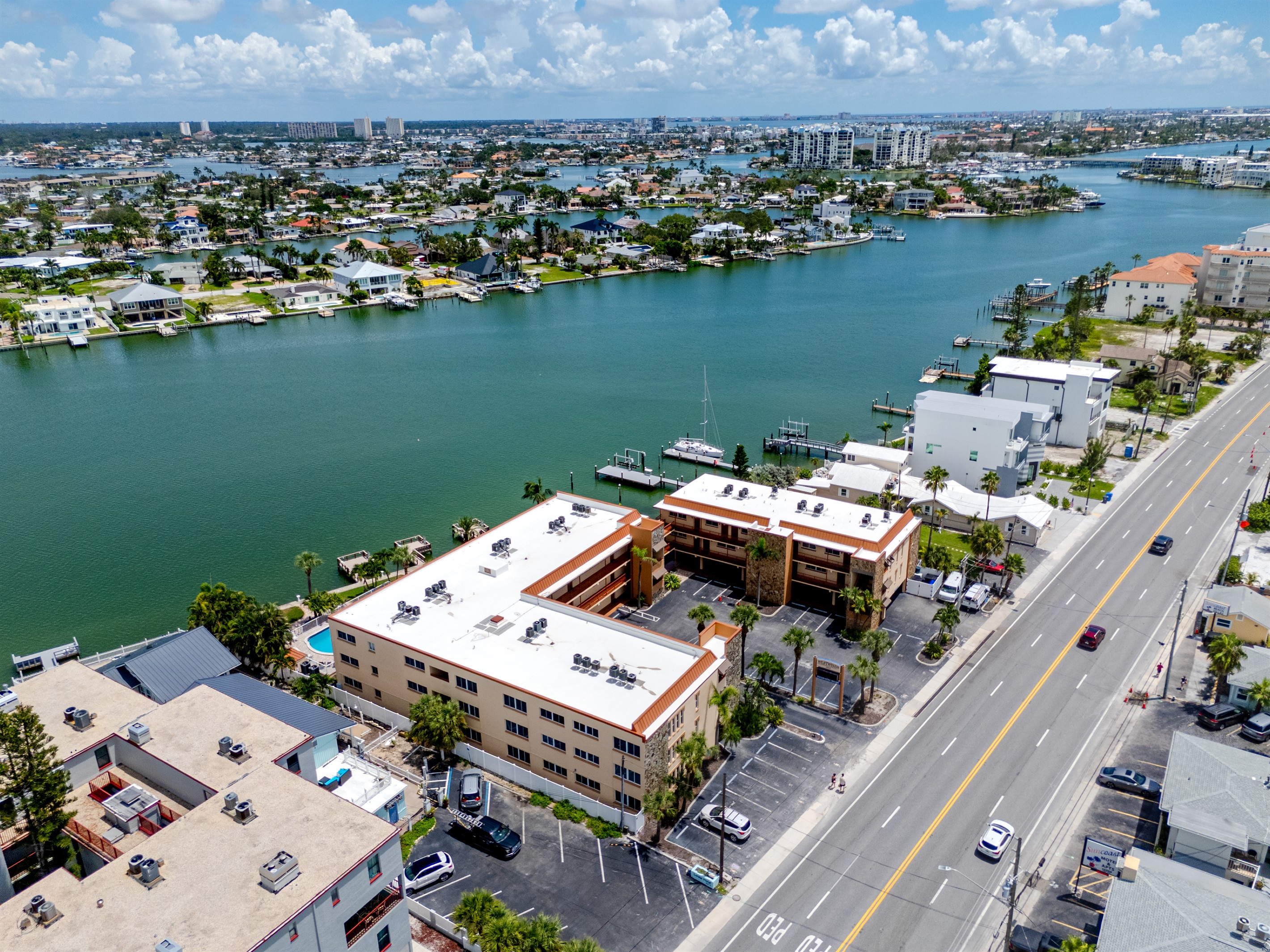 Located right on Gulf Blvd close to Everything!!