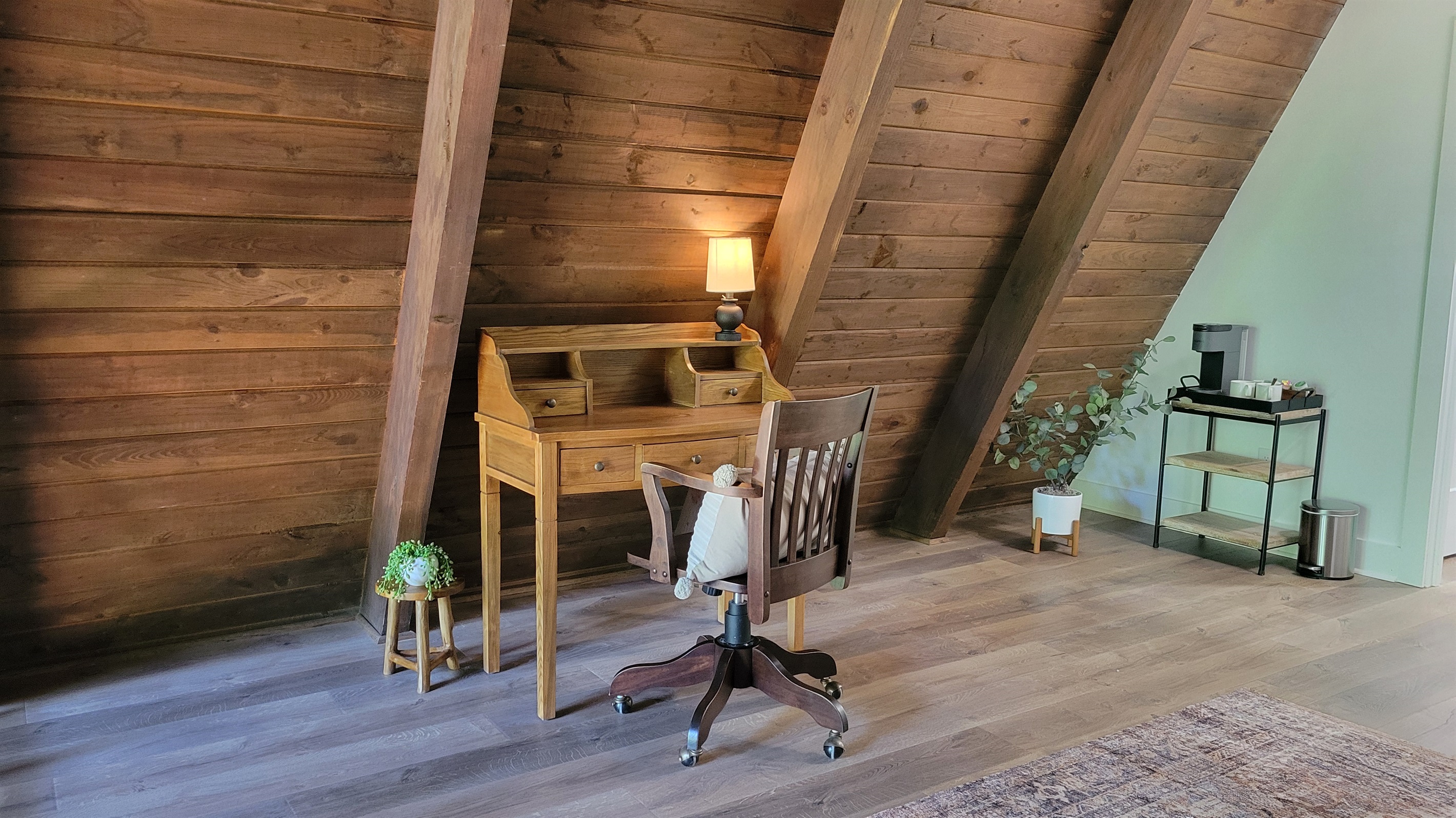 Sometimes we need to take time to work, even when on vacation, so we created this little spot for times like this. A desk and chair that can serve as a mini-office space. A Keurig coffee maker is also available on this floor.