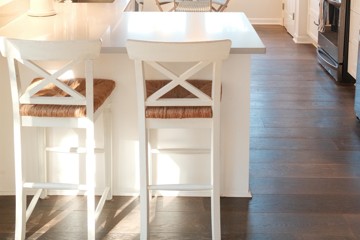 Peninsula bar seating - chat with the Chef!