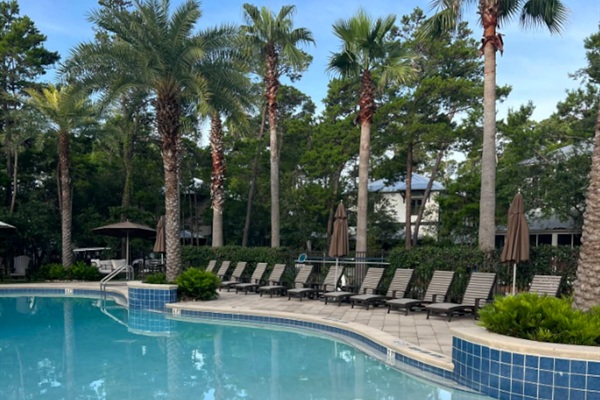 Community pool with zero entry, water features & plenty of seating