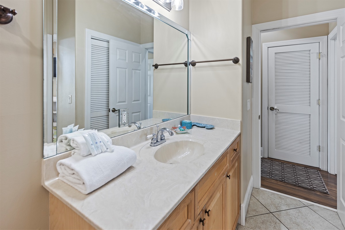 2nd Bathroom (2nd Floor)