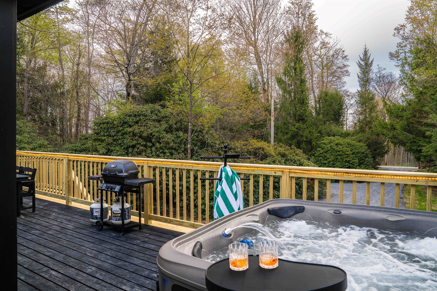 ♨️ Sink into the 5-person hot tub with nothing but forest in every direction.