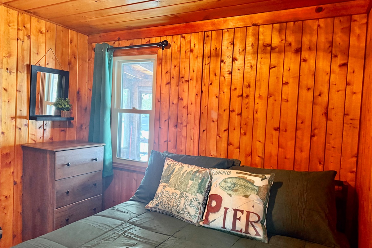 Queen size bedroom w/dresser and closet space.
