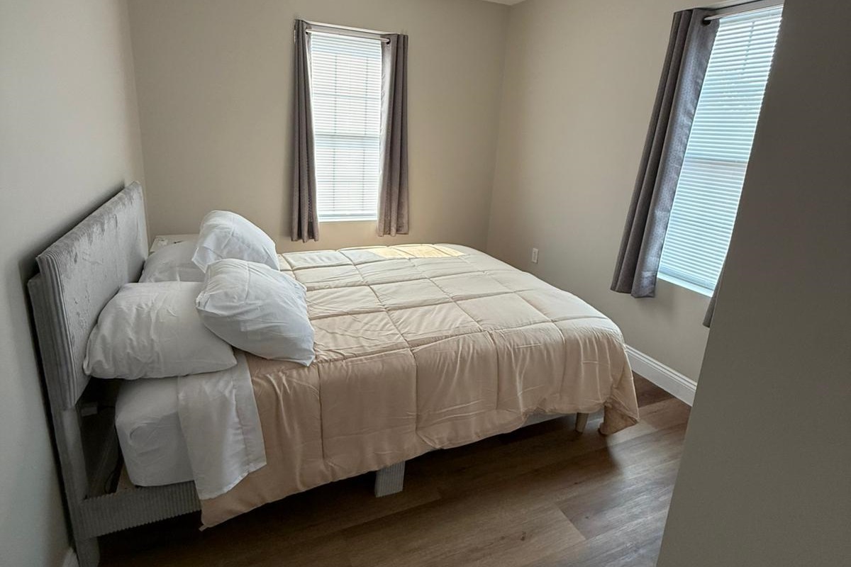 Bedroom #1 - 1 Queen Bed