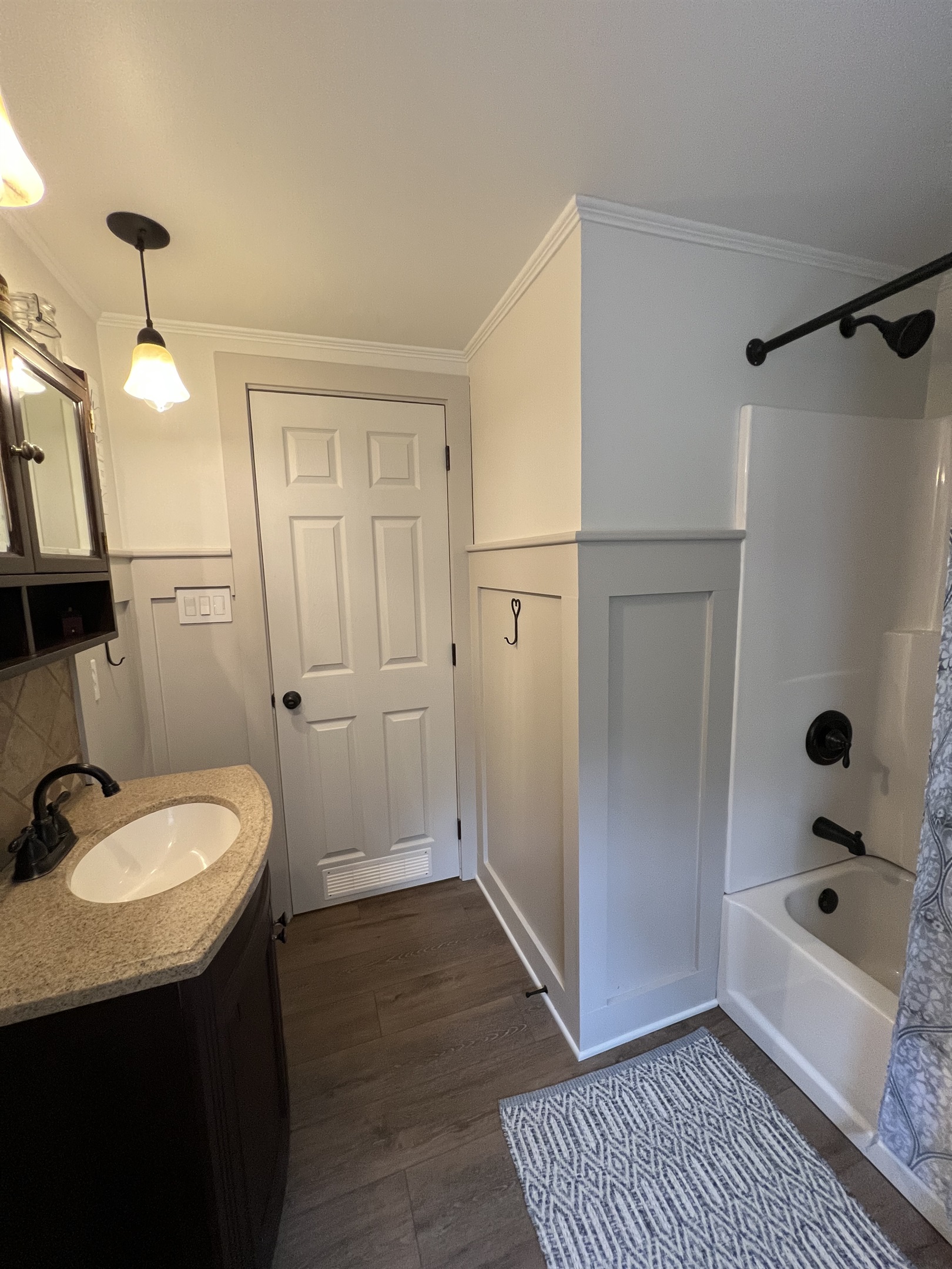 1st floor bath with tub/shower off hallway