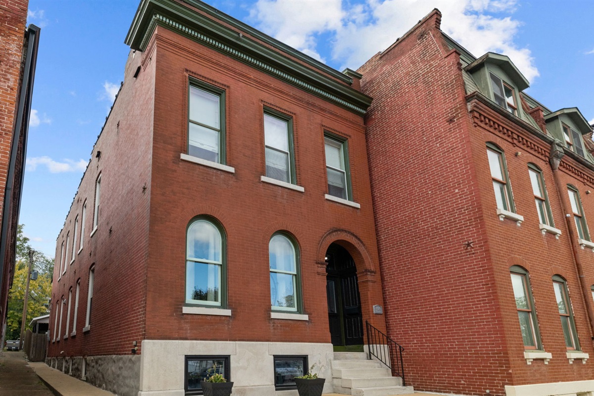 Enjoy this beautifully updated home with preserved historic charm just a short walk from Anheuser-Busch and in a quiet pocket of Soulard.  We're right at the end of the Mardi Gras Parade!!