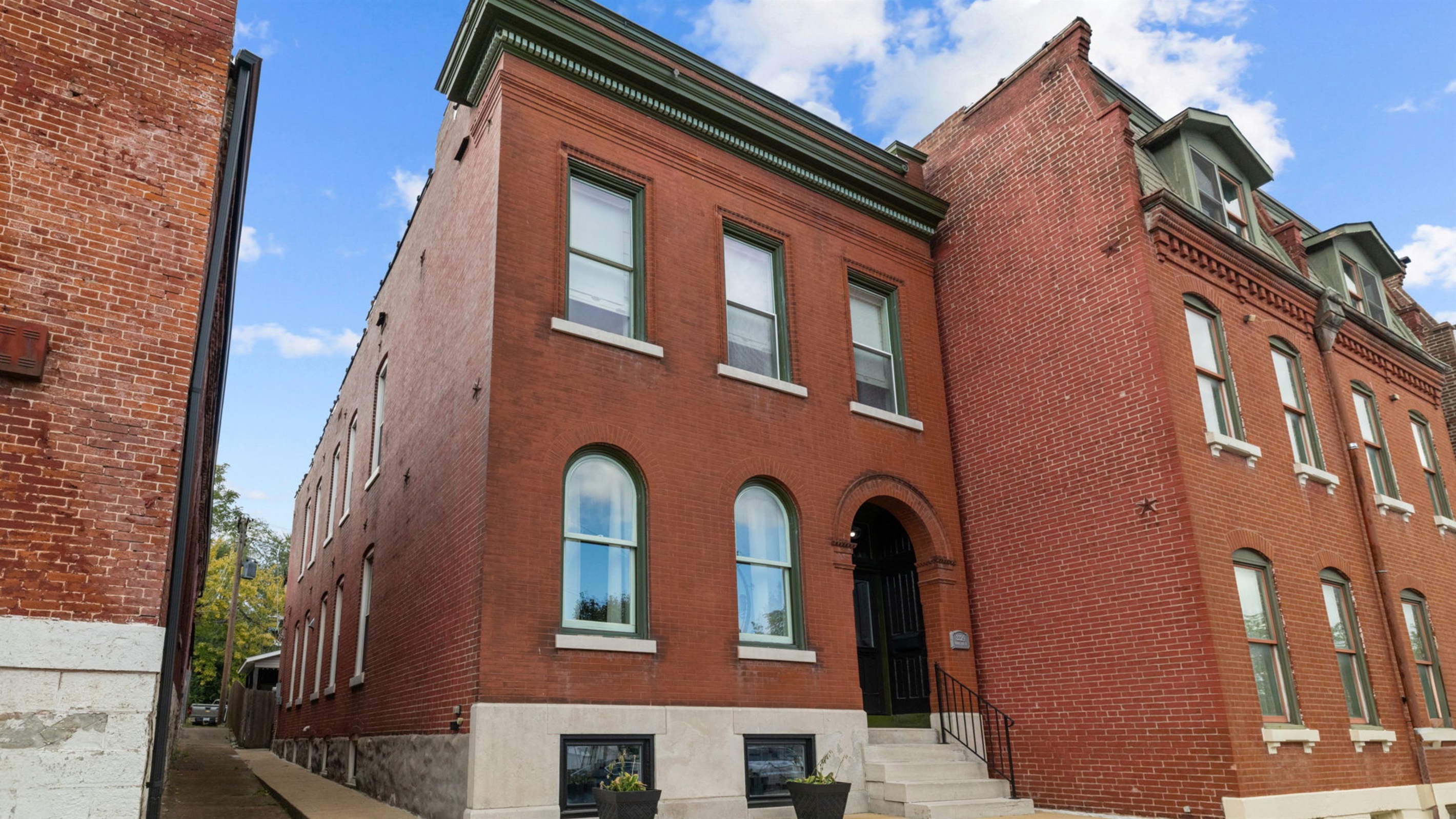 Enjoy this beautifully updated home with preserved historic charm just a short walk from Anheuser-Busch and in a quiet pocket of Soulard.  We're right at the end of the Mardi Gras Parade!!