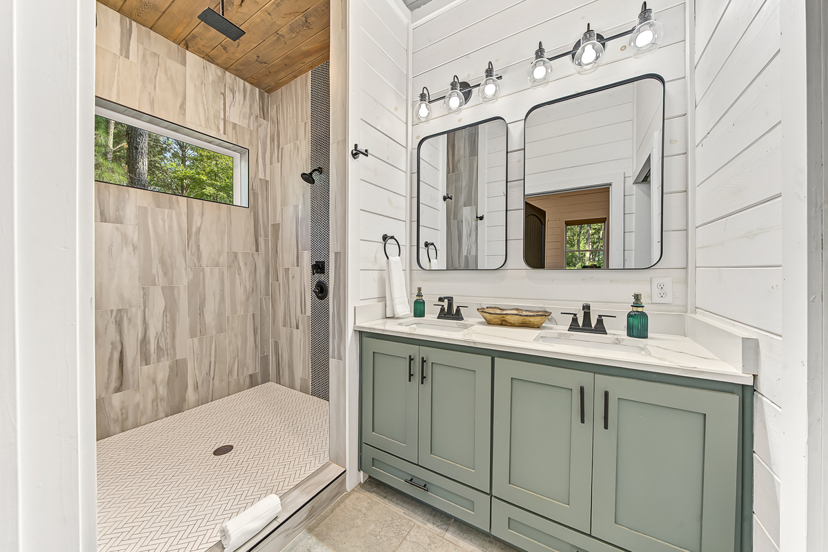 Private ensuite baths make High Life especially comfortable for two couples or two families traveling together.