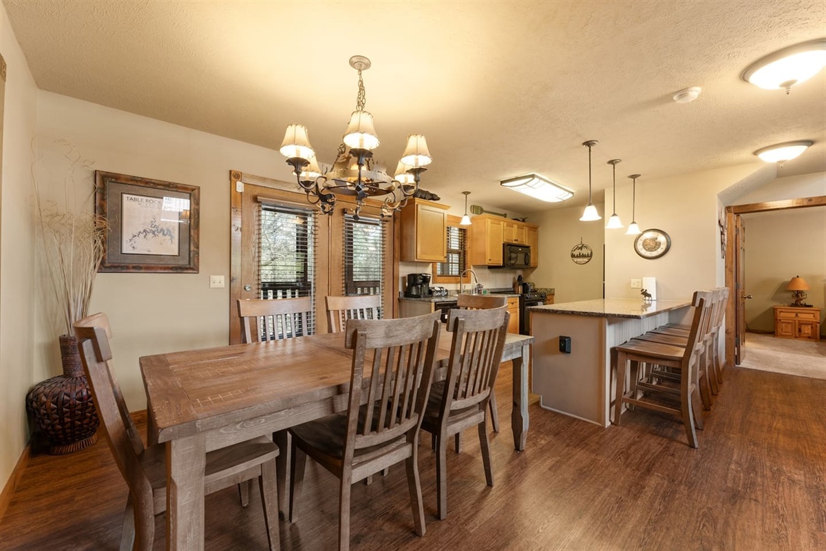 Big family breakfast before Silver Dollar City? Dinner around the table after a day exploring Branson? There&rsquo;s room for the whole crew.