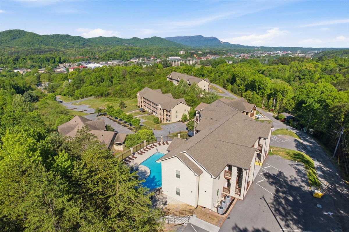 Take it all in from above—this is Serenity Ridge in its element. Notice how the clubhouse sits high on the hill, giving you those wide, sweeping mountain views you’ll be enjoying the entire stay.