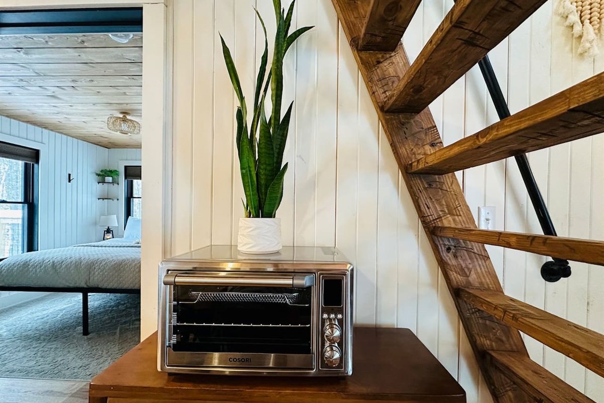 The kitchenette in our treehouse features a cooktop and toaster oven for meal preparation, but please note that it does not include an oven.