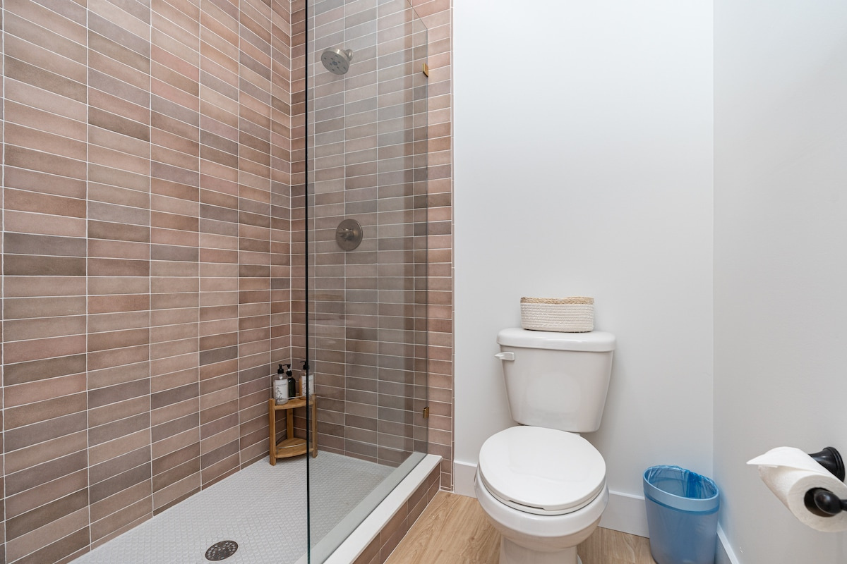 Rinse the salt off in a walk-in shower genuinely big enough to turn around in. Towels are provided, the hot water never runs short, and the beach is close enough that you will be back in the sand by lunchtime.