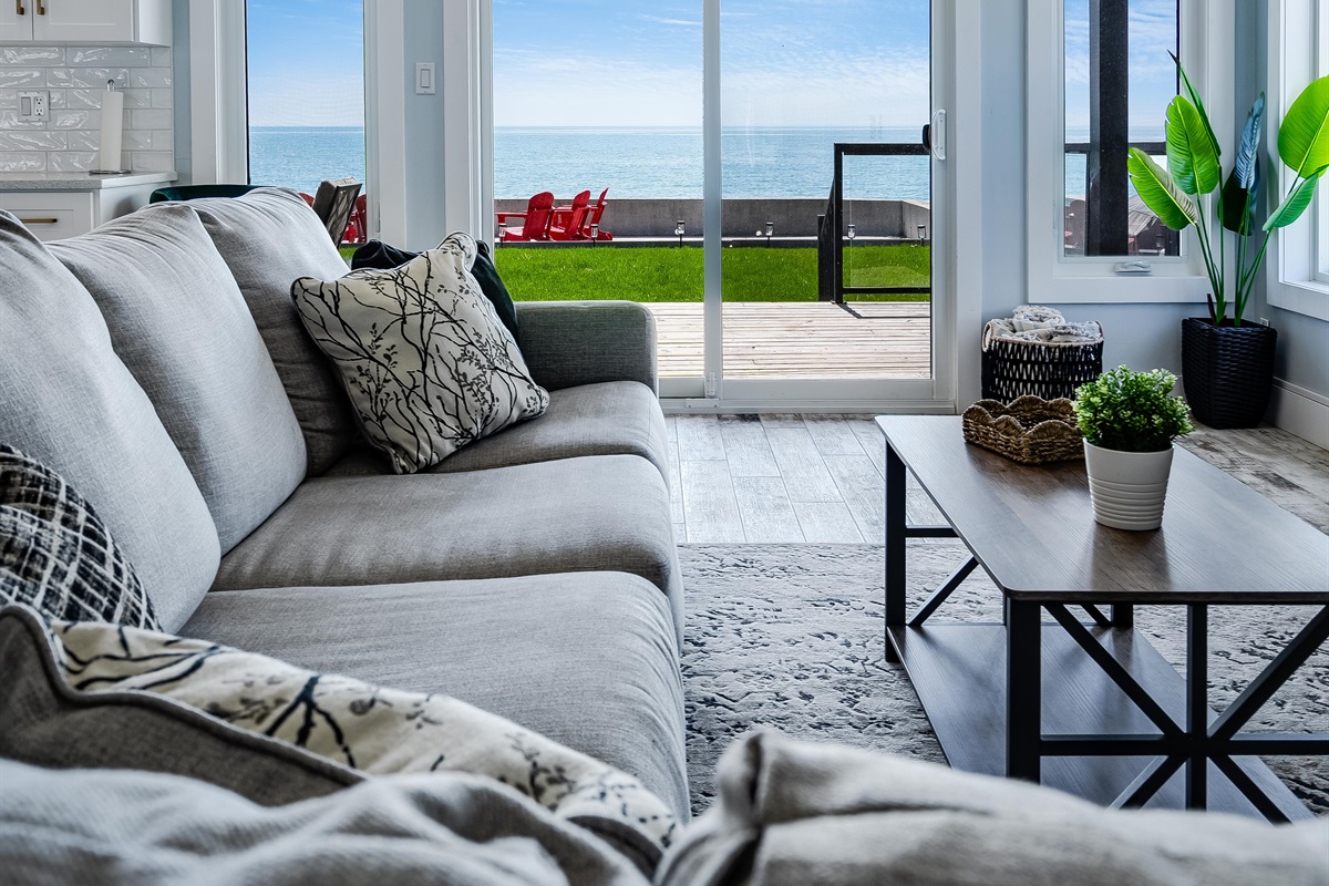 Floor-to-ceiling windows that frame the skyline