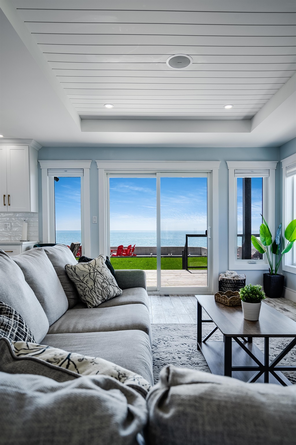 Floor-to-ceiling windows that frame the skyline