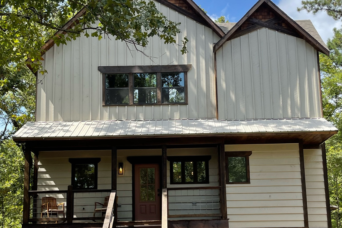 Front view of Vanilla Bean Cabin. Your peaceful place of relaxation after seeing the sights in and around Beaver's Bend/Broken Bow and Hochatown.