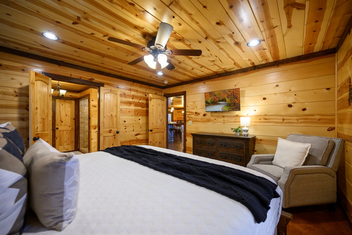 Primary Bedroom: 💤 Cozy, calm, and tucked away in the pines