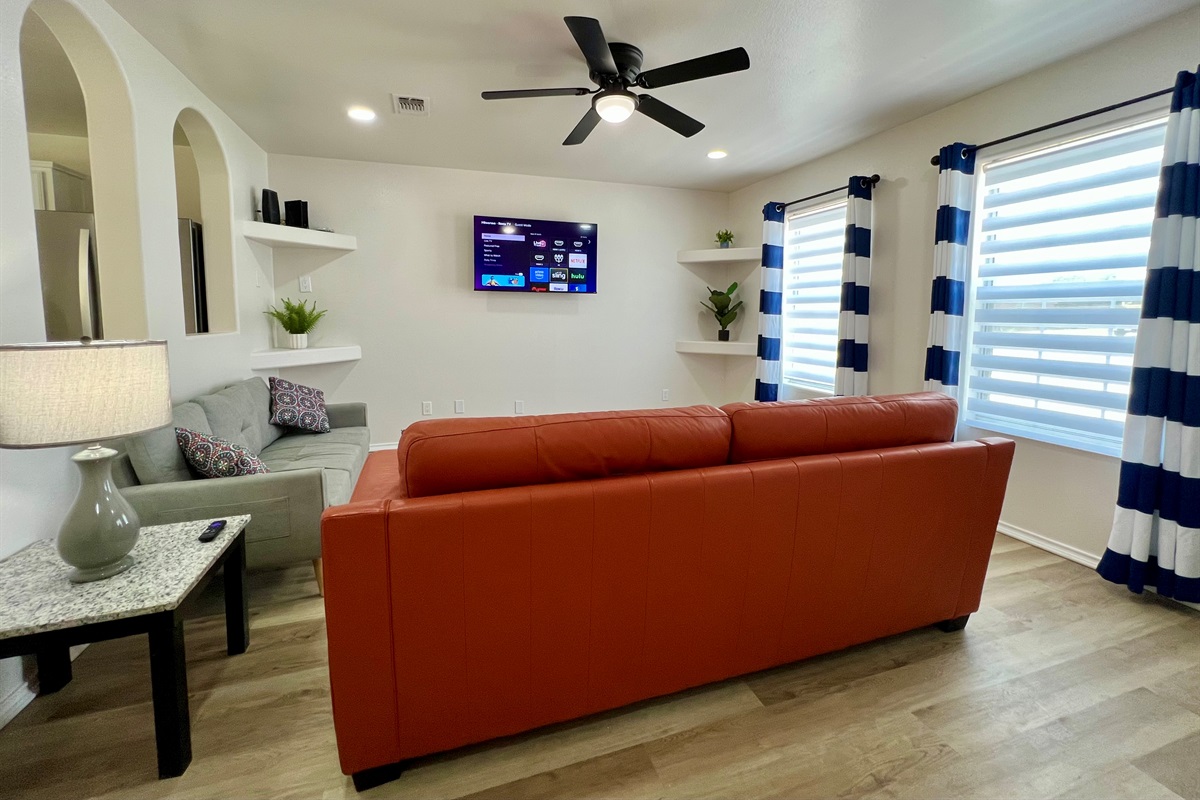 Comfortable living room - Smart TV!