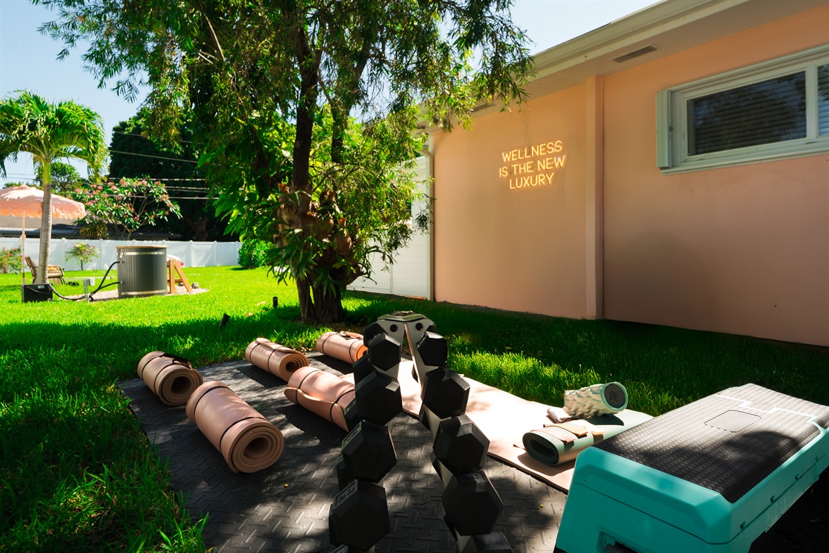 Private Outdoor Wellness & Meditation Space 🌿
Unwind, stretch, and recharge in this peaceful backyard wellness retreat featuring yoga mats, free weights, and a serene tropical setting perfect for meditation, morning movement, or mindful relaxation.