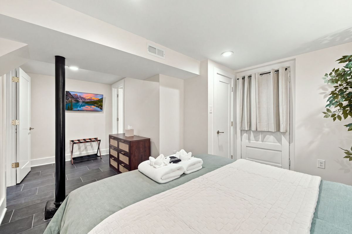 Relaxing Retreat: Stylish room with sleek decor, modern amenities, and serene vibes await you!
