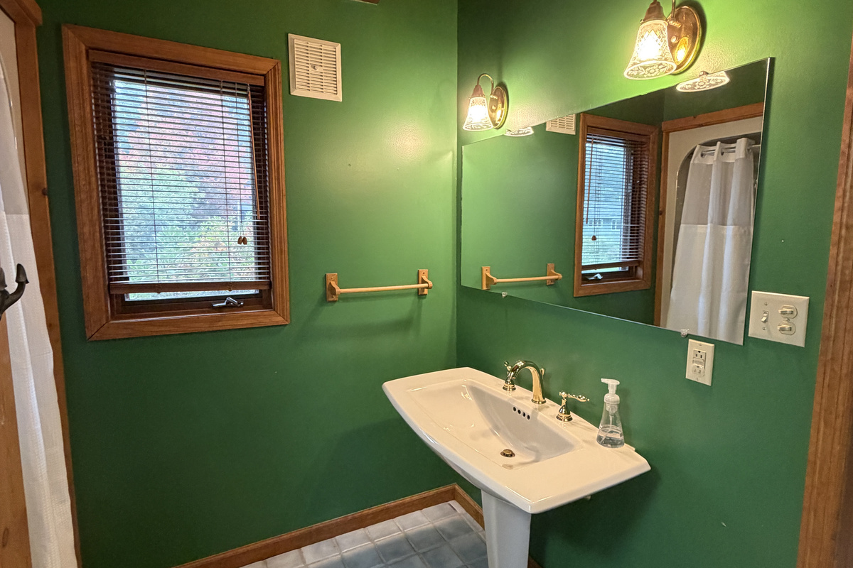 Camp Havon 1st floor full bathroom.