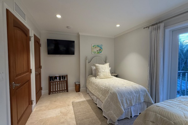 UPDATED - Smart TV, Luxury bed linens
