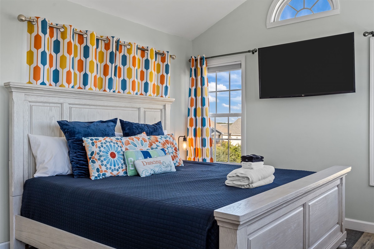 Loft bedroom with >180 degree views and smart TV