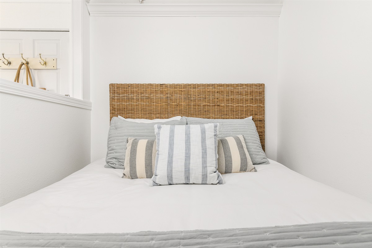 UNIT C - Bedroom (Queen)