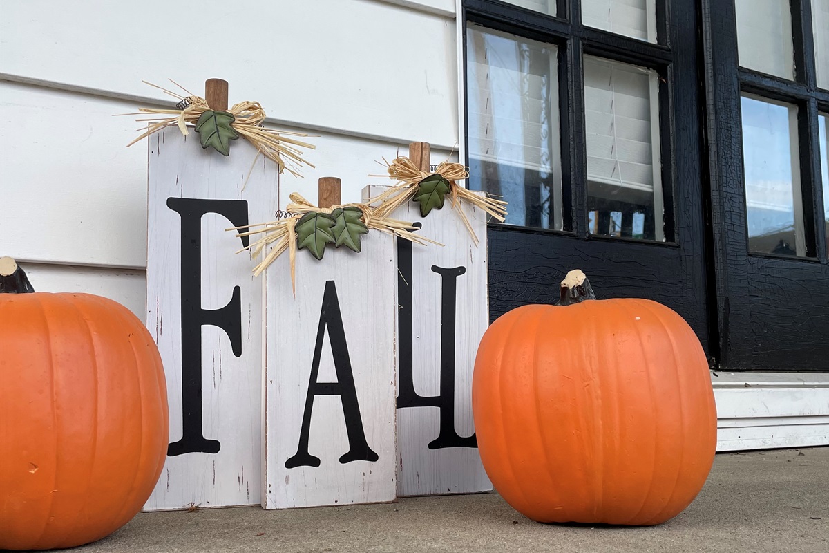 We enjoy decorating for the seasons!