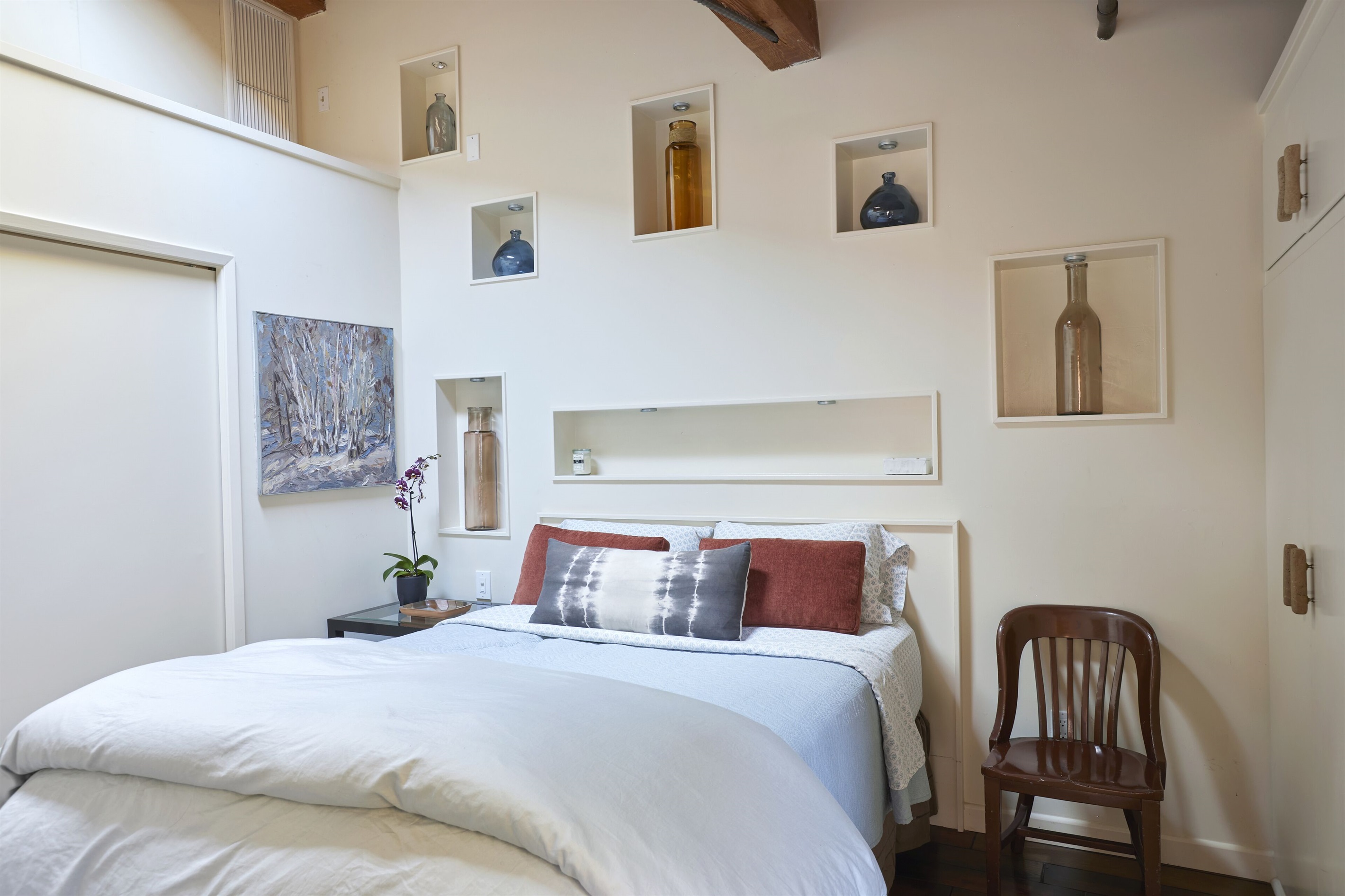 Get a good night's sleep in the queen bed with TV to unwind if desired.