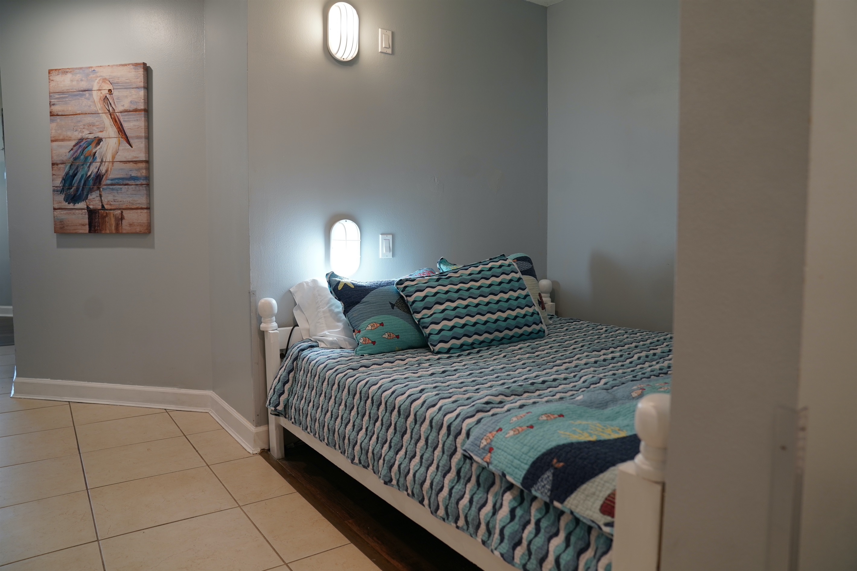 Queen bed in Alcove