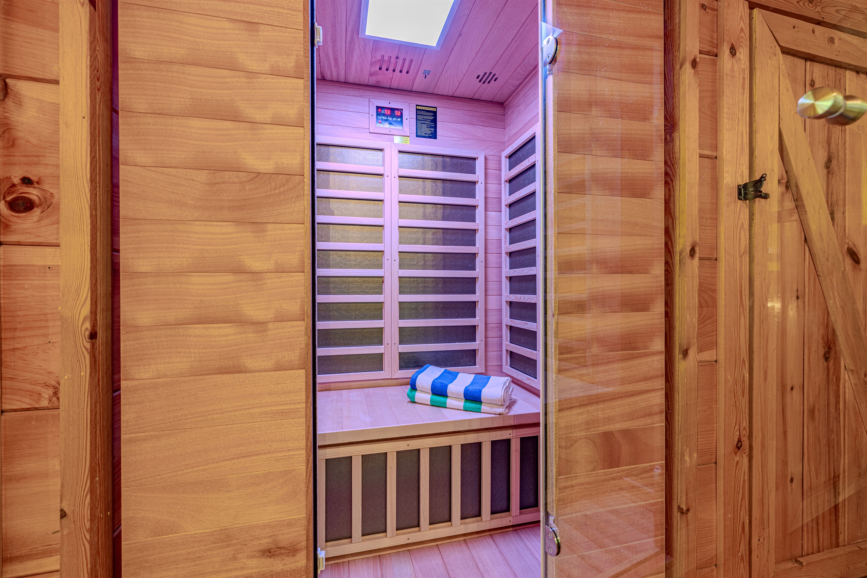 Romantic Escape for 2• Views, HotTub, Sauna & Dogs 3