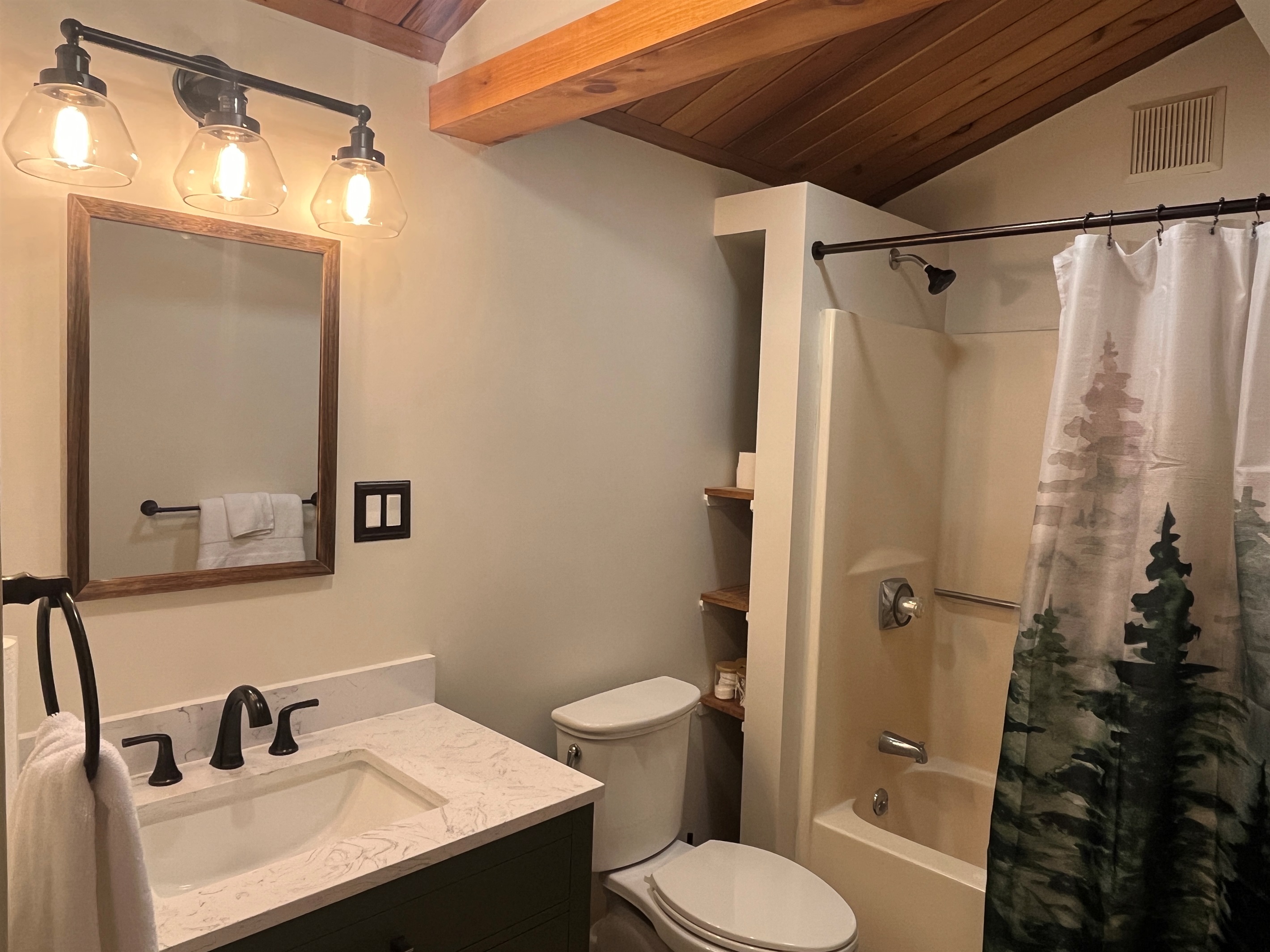 Ensuite bathroom in 2nd floor King bedroom