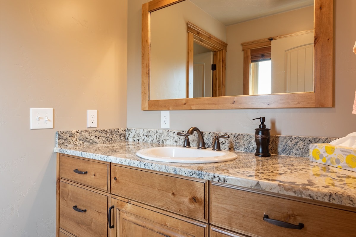 2nd en-suite jr. primary bathroom.
