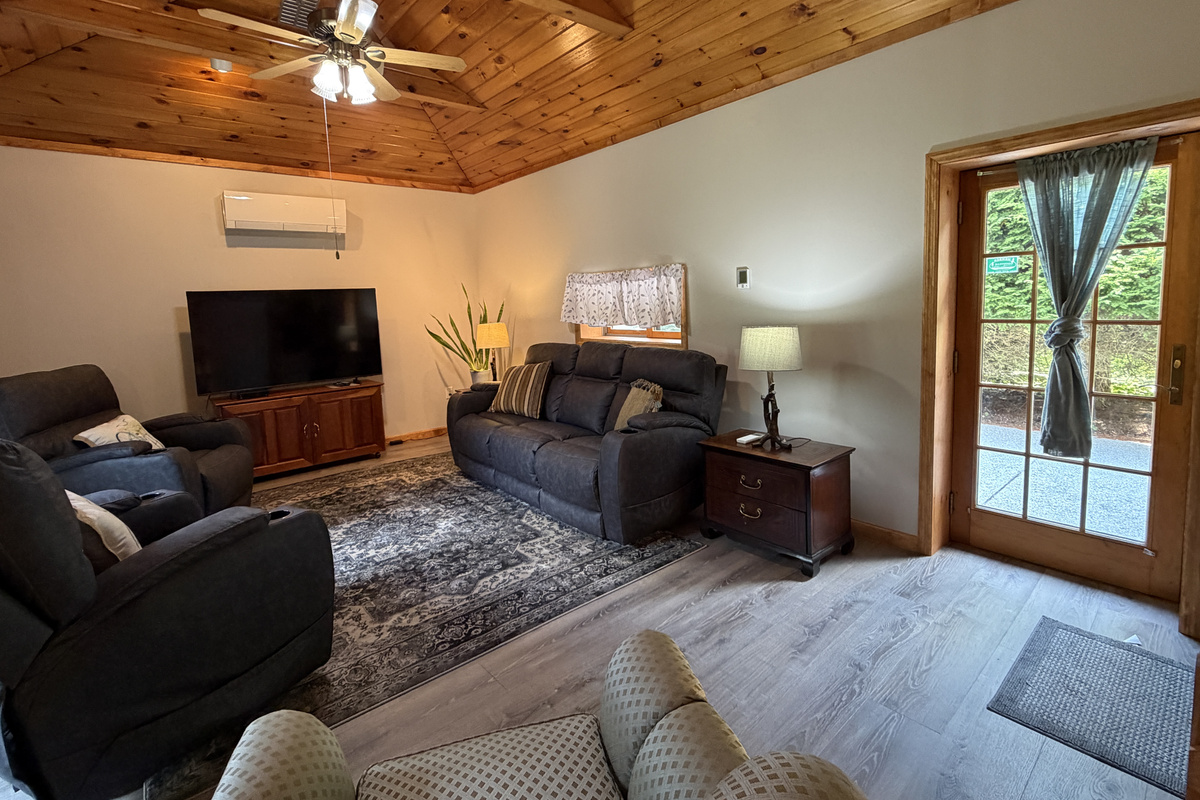 Great room with vaulted ceilings and SmartTV