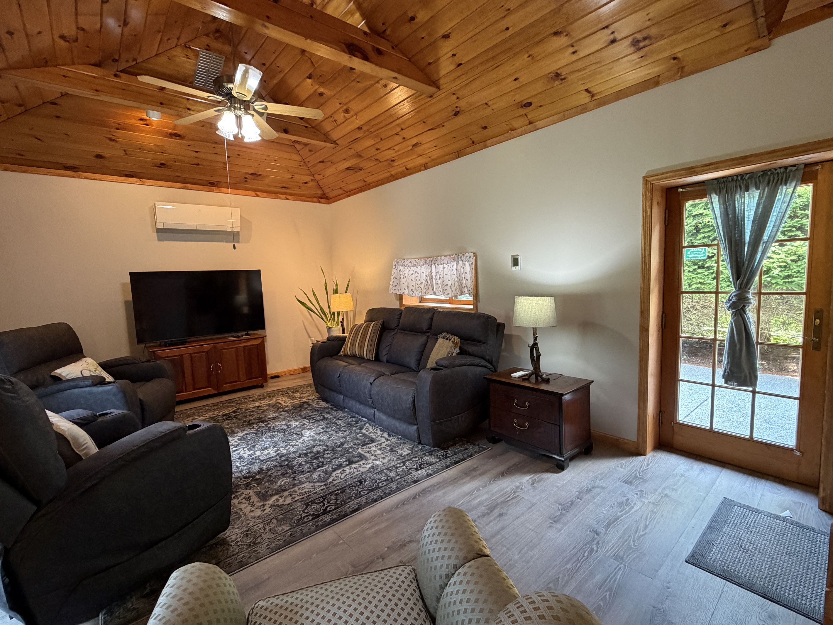 Great room with vaulted ceilings and SmartTV