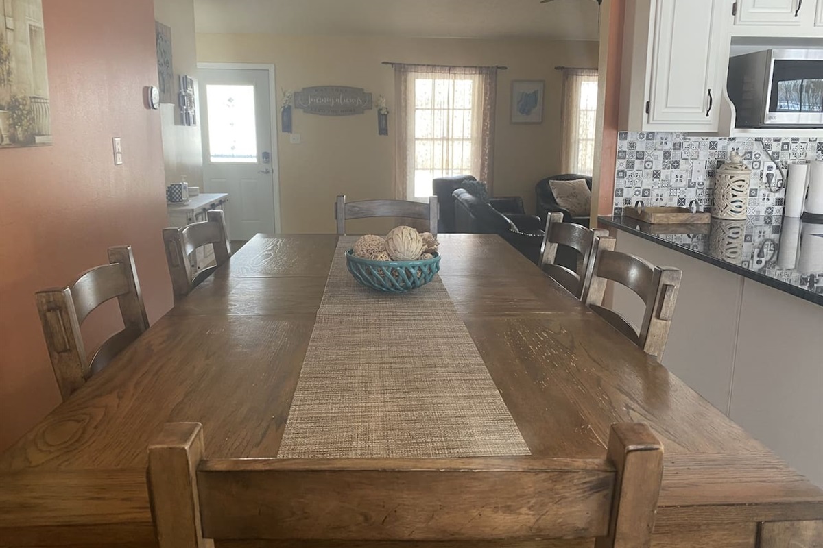 Where meals turn into memories—seating for six, stories for days 