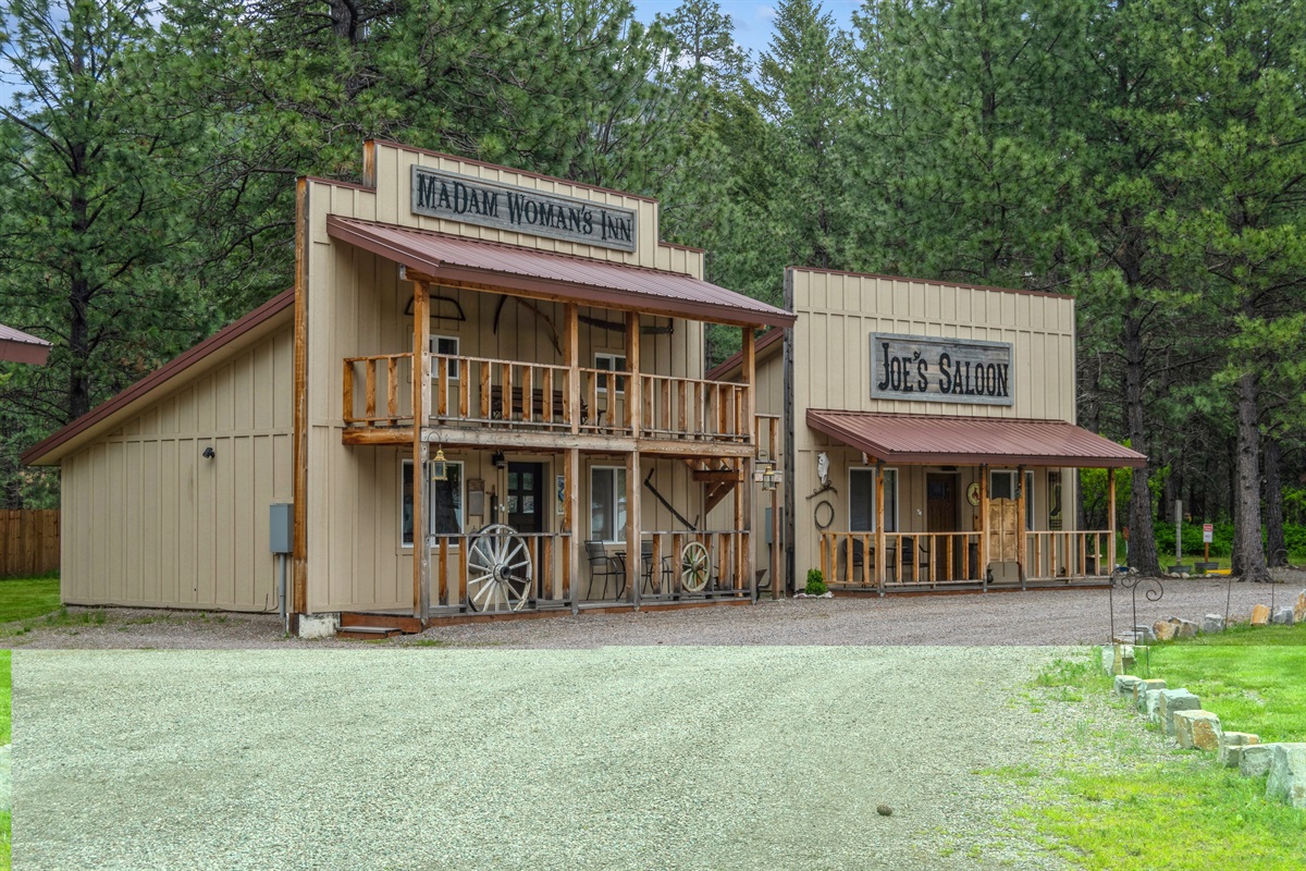 Madam's & Joe's Fort Williasmon Glacier Vacation Rentals