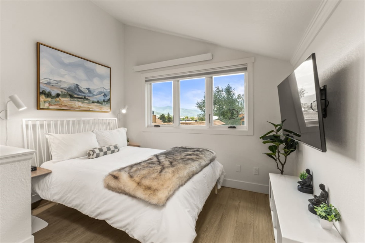 Upstairs Ensuite Bedroom #2 | Smart TV