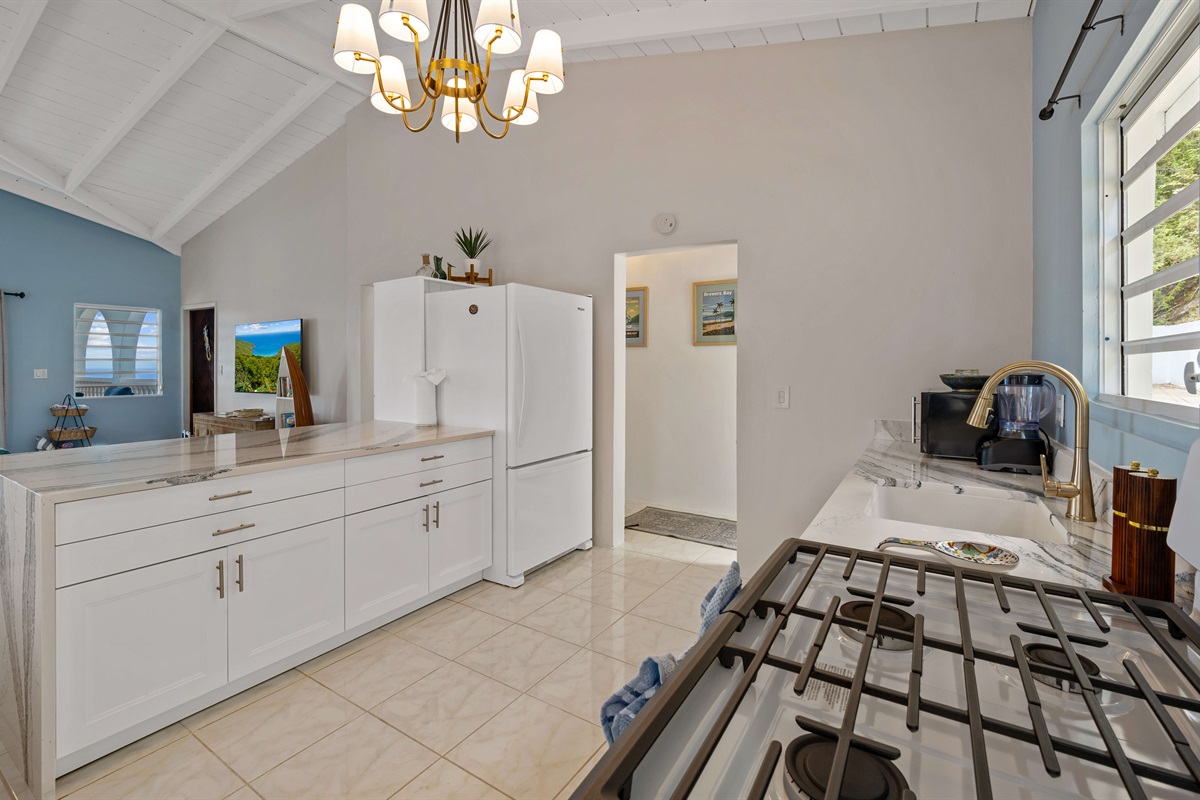 Full kitchen with all the essentials to make a great meal right at home