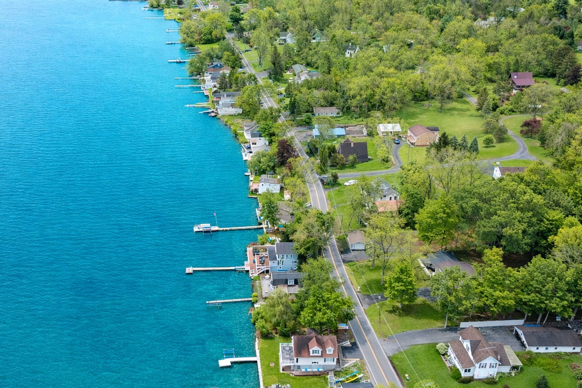 Nestled along a scenic shoreline, this cozy lakefront retreat sits in a charming and peaceful neighborhood 🌳🏘️✨