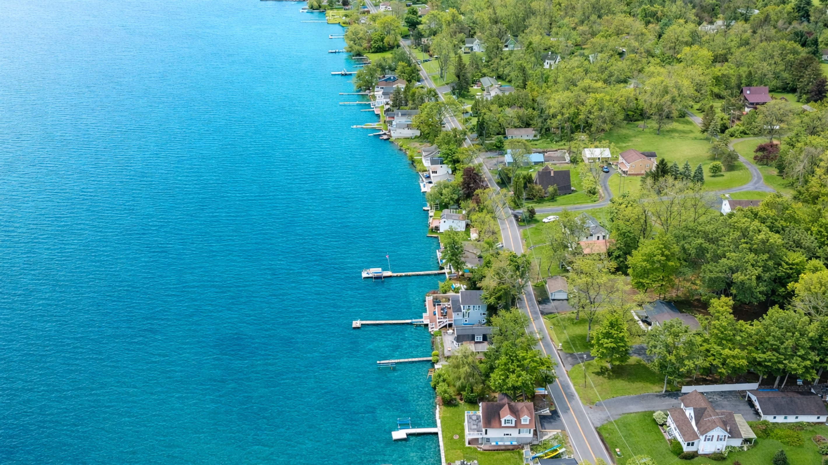 Nestled along a scenic shoreline, this cozy lakefront retreat sits in a charming and peaceful neighborhood 🌳🏘️✨