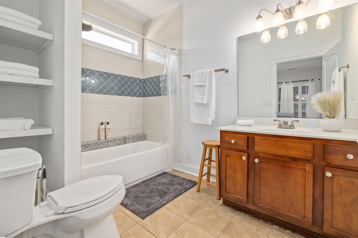 Spacious private en-suite designed for ease and comfort.
Multiple vanity areas, generous counter space, and a bright, airy layout make getting ready feel relaxed — whether it’s beach mornings or evenings out. Room to spread out and refresh.