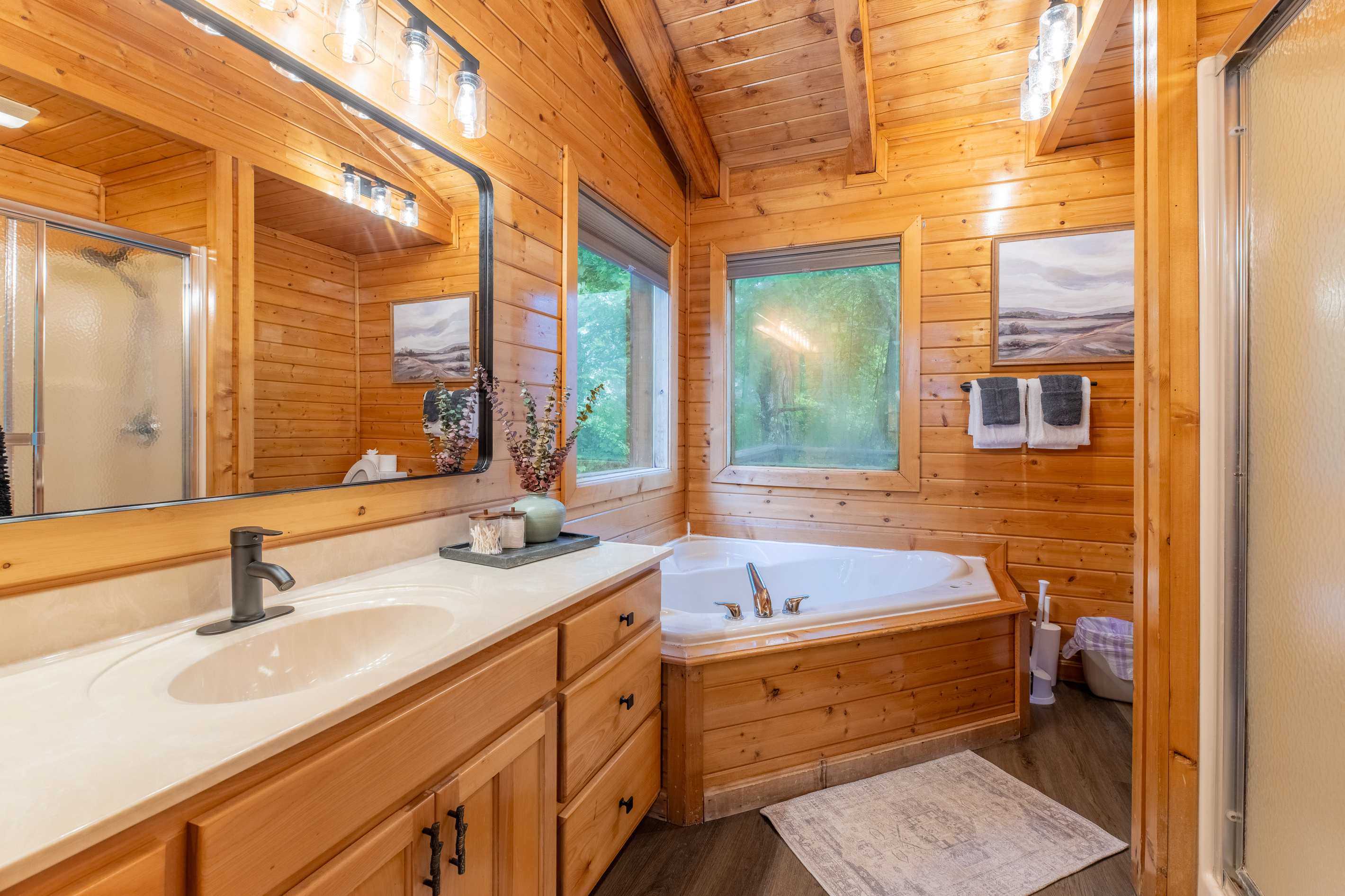 Ensuite bathroom in the loft master bedrrom with jetted tub and shower